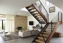 Fémvázas U-alakú lépcső fa borítással