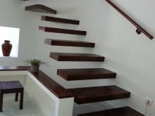 L-alakú lépcső falra rögzített fokokkal