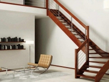 L-alakú íves fa lépcső korláttal