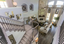 U-alakú lépcső betonból, fa lépcsőfokokkal és szőnyeggel