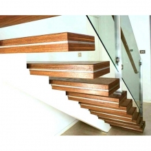 Vas tartószerkezetes lebegő lépcső fa burkolattal