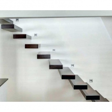 Vékony lebegő lépcső fa burkolattal