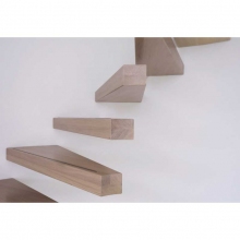 Tölgyfával borított lebegő fordulós lépcső