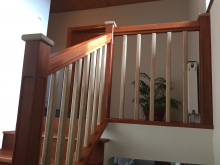 Kétszínű tölgyfa lépcsőburkolat korláttal