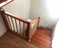 Tölgyfa lépcsőburkolás mahagóni színben natúr korláttal